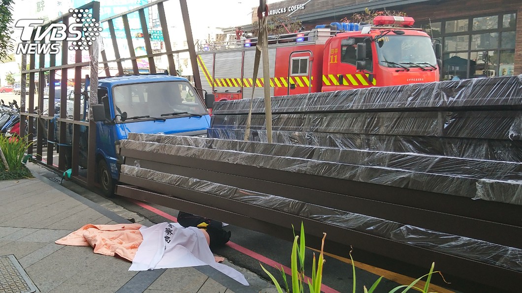 路邊卸貨遭「採光罩」重壓 55歲工人爆頭慘死