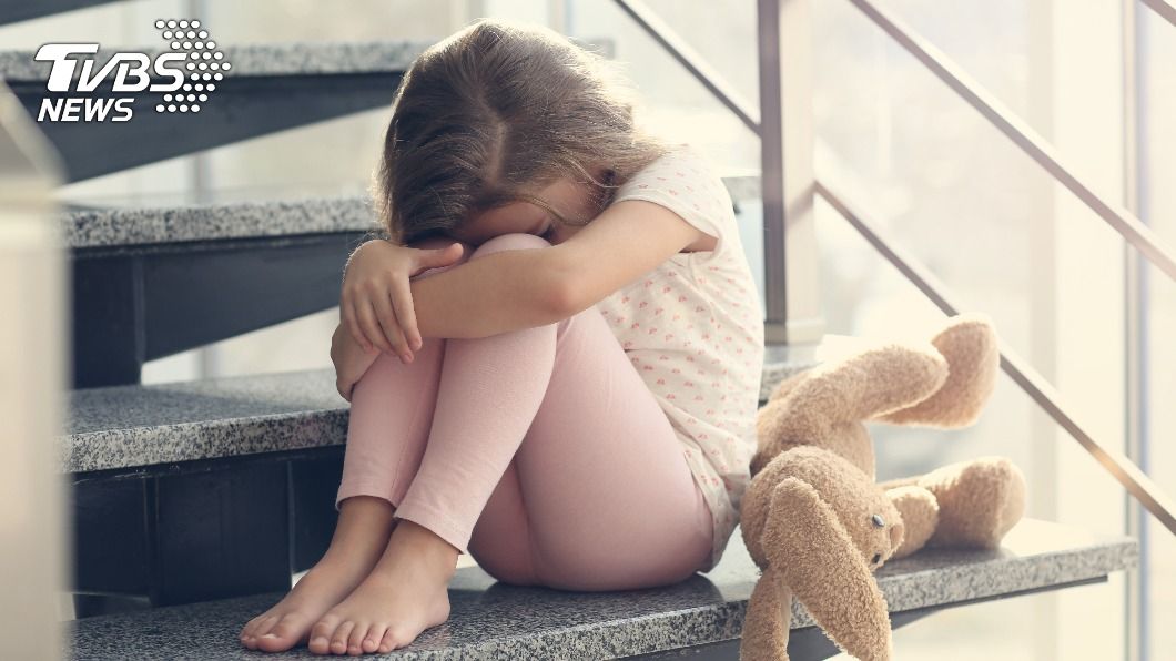 孩子老說討厭上學?專家曝4現象恐是「兒童憂鬱症」