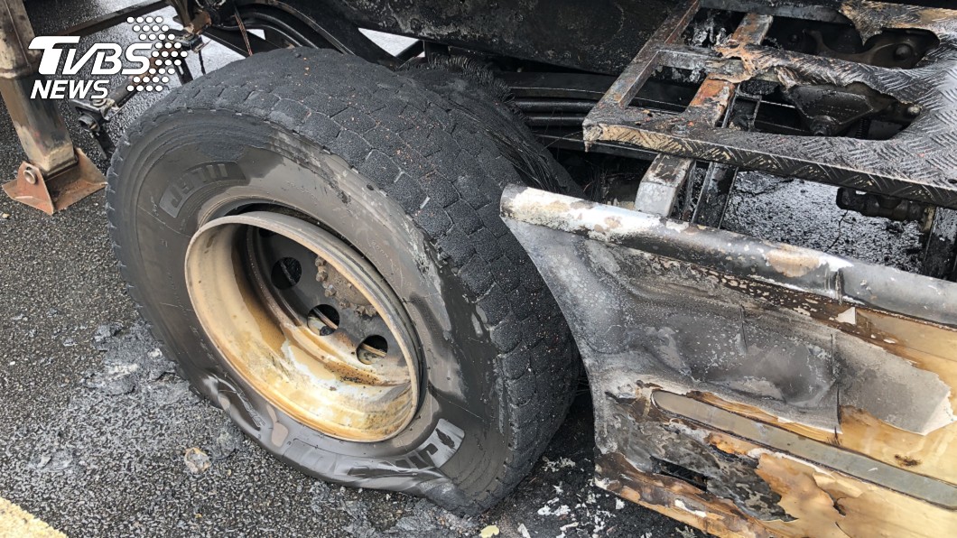 聯結車疑似因爆胎起火燃燒。(圖/TVBS)