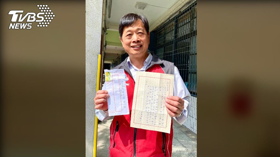 若遇到學生拖繳註冊費,溫景成會自掏腰包幫忙負擔。(圖/中央社)