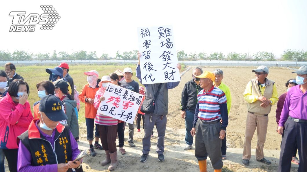 反對設置養雞場　嘉義太保市民舉牌抗議