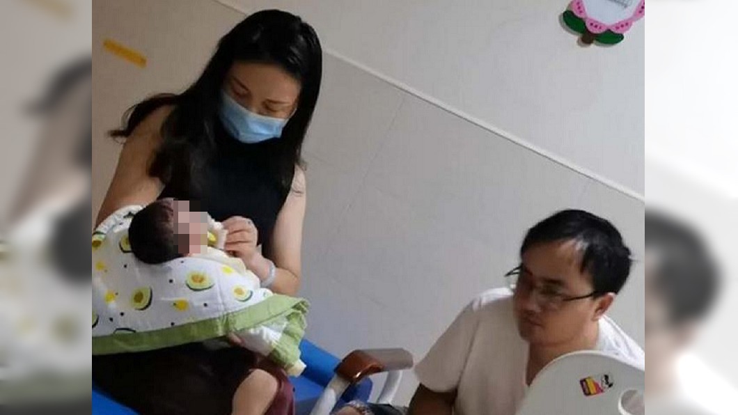 起初不少網友以為,這是一家三口的全家福甜蜜合照。(圖/翻攝自微博)