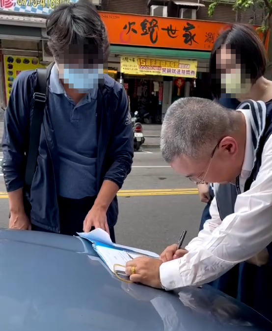 女車主現身拿現金繳清欠稅。(圖/法務部行政執行署台北分署臉書)