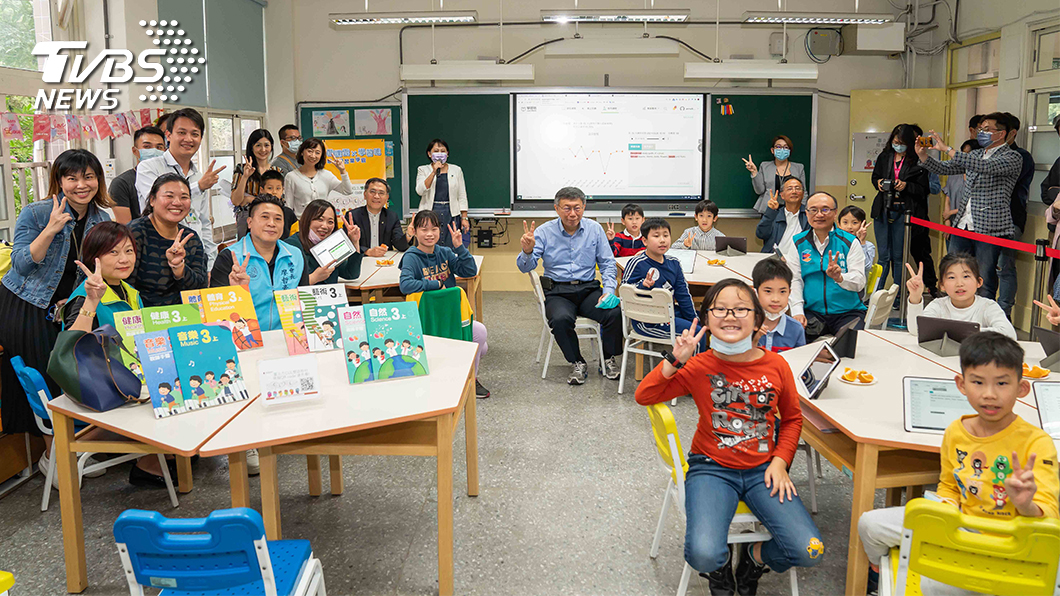 柯文哲親自了解學童線上學習使用狀況(圖/TVBS)