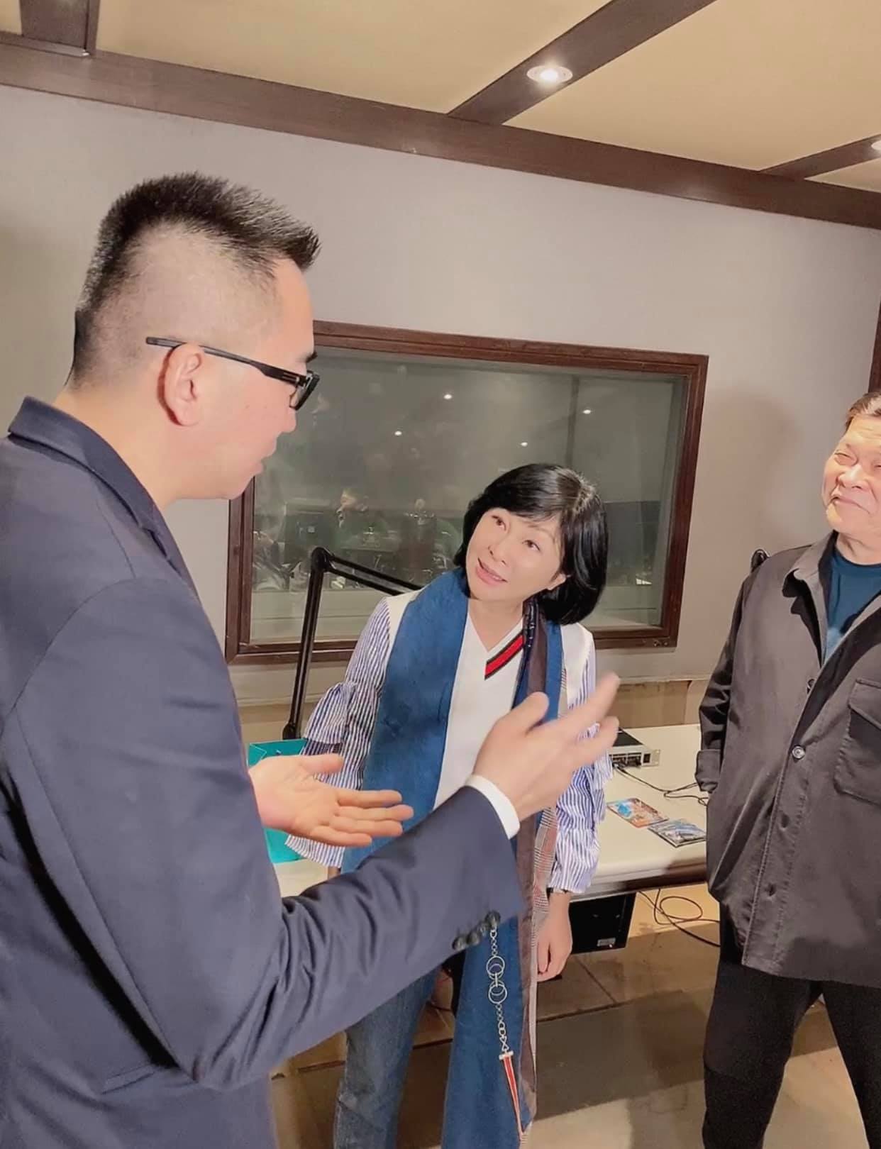吳淡如(圖中)表示王世均(圖左)自我反省,生意失敗有16個洞。(圖/翻攝自吳淡如臉書)