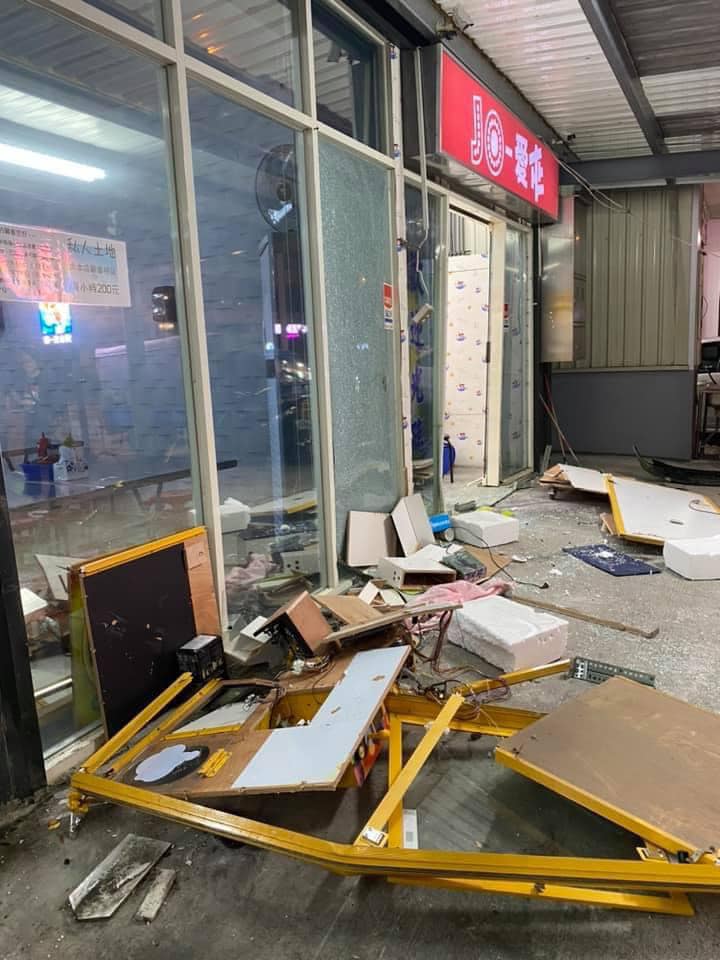 店家無辜遭撞，現場一片狼藉。（圖／翻攝畫面）
