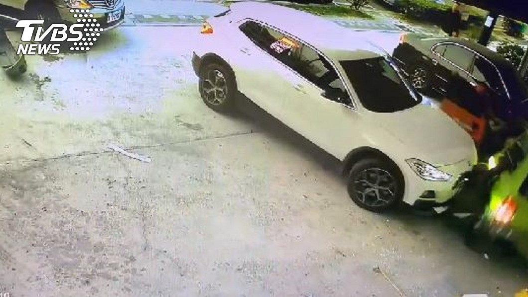 後方車輛保險桿掉落，一旁BMW也遭受波及。（圖／翻攝畫面）