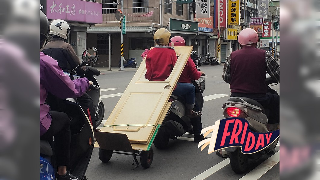 「人肉托車」運門上路 奇葩乘客挨酸:上帝在叫你!