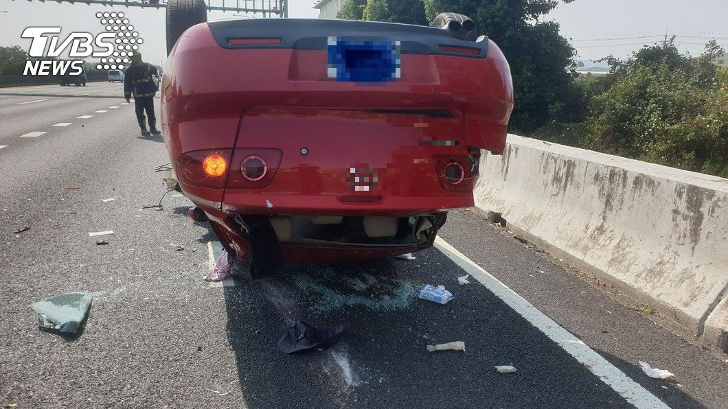 國1南下6車連環撞 懷孕40週孕婦翻車陣痛急送醫