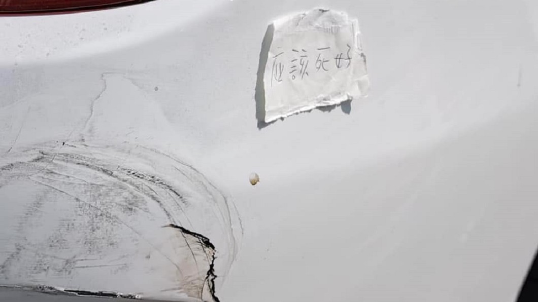 賓士車的後保險桿被撞凹。(圖/翻攝自爆廢1公社)