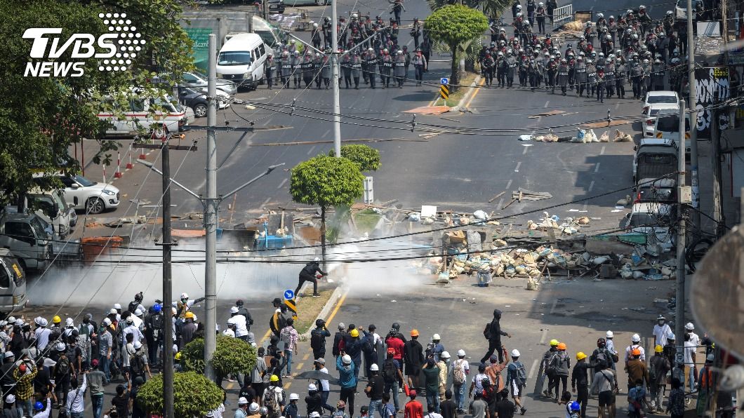 緬甸警方向示威民眾開槍,造成18人傷亡。(圖/達志影像路透社)