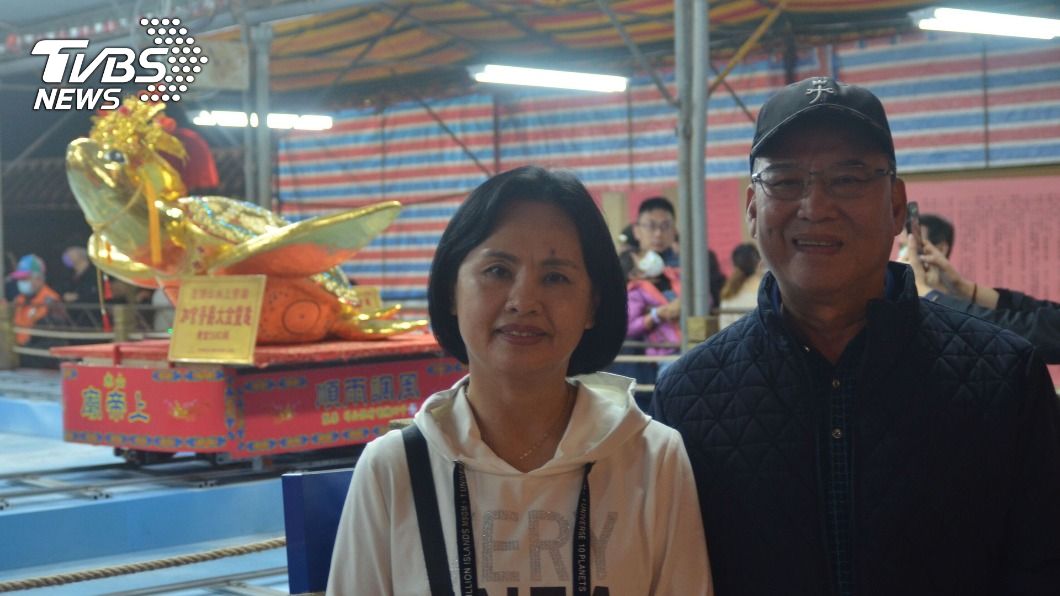 台北的徐振坤以9相1笑擲出最多聖筊,成為大金龜主人。(圖/中央社)