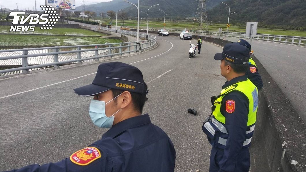警消獲報立刻趕抵現場。（圖／中央社）