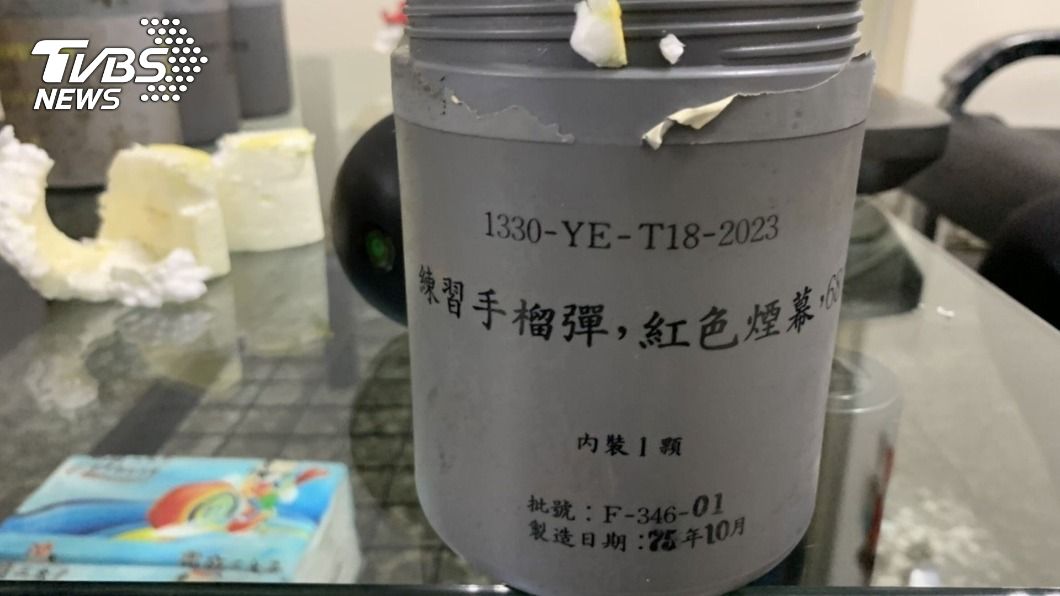 資源回收廠於警局廢棄鐵櫃中發現練習用手榴彈。(圖/中央社)