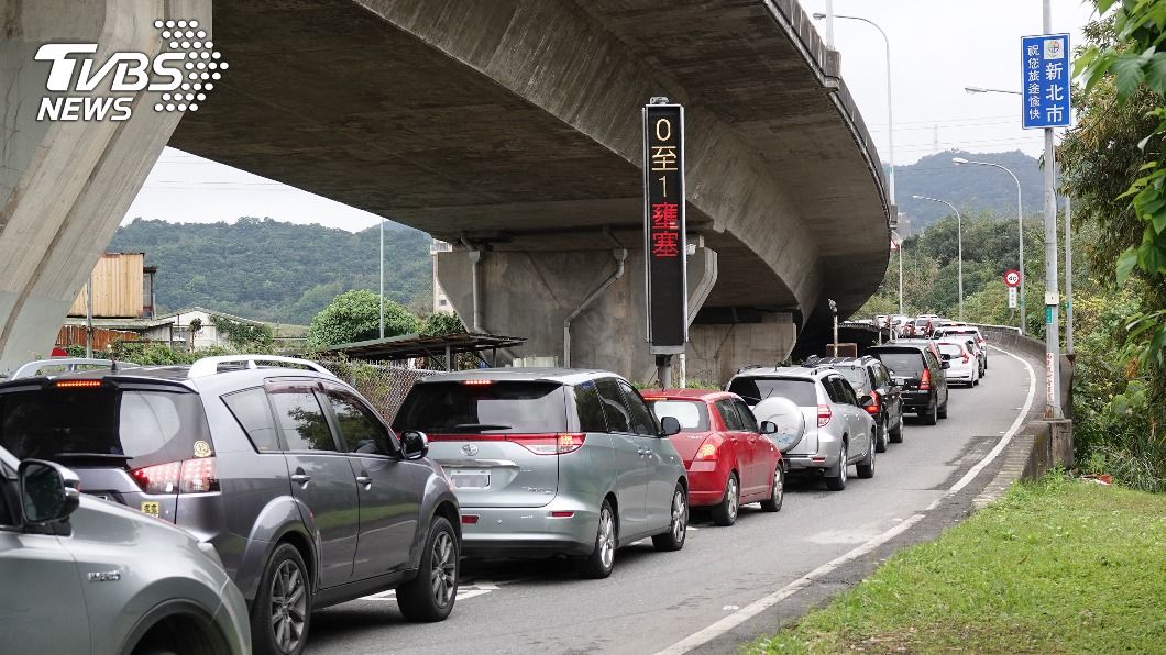 收假避開8地雷路段　國5北上湧車潮時速低於40