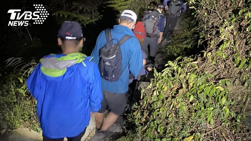 登北大武山扭傷腳 屏東消防漏夜救援2人脫困
