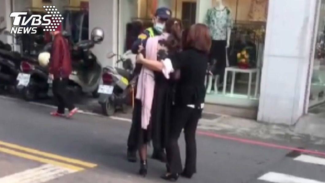 女車主與周警理論。（圖／TVBS）