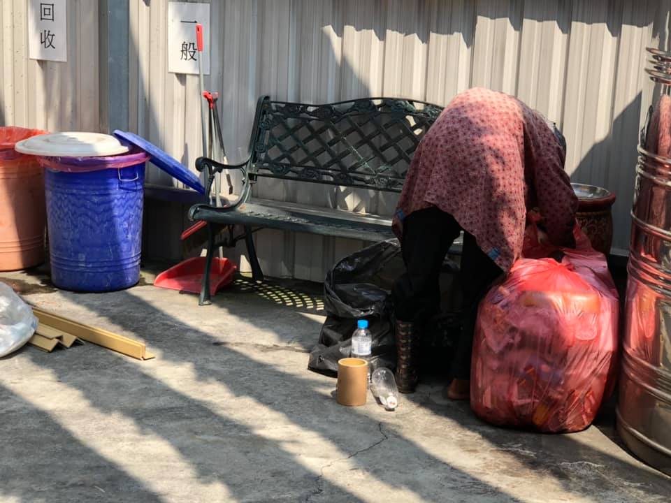 拾荒嬤其中一隻腳沒鞋可穿。(圖/翻攝自爆廢公社二館)