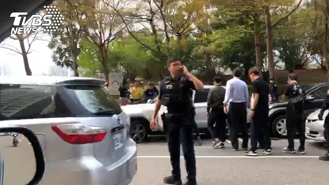 高雄美術館附近爆槍戰 警匪互開十多槍嫌遭擊斃