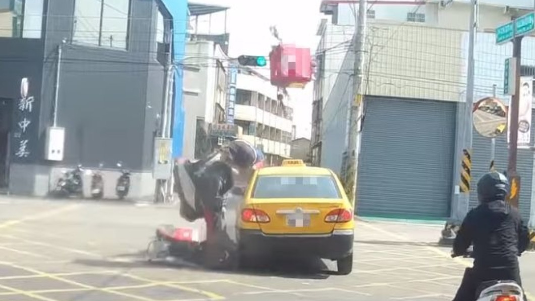 彰化外送員冒死闖紅燈 猛撞計程車噴飛「全身骨折」