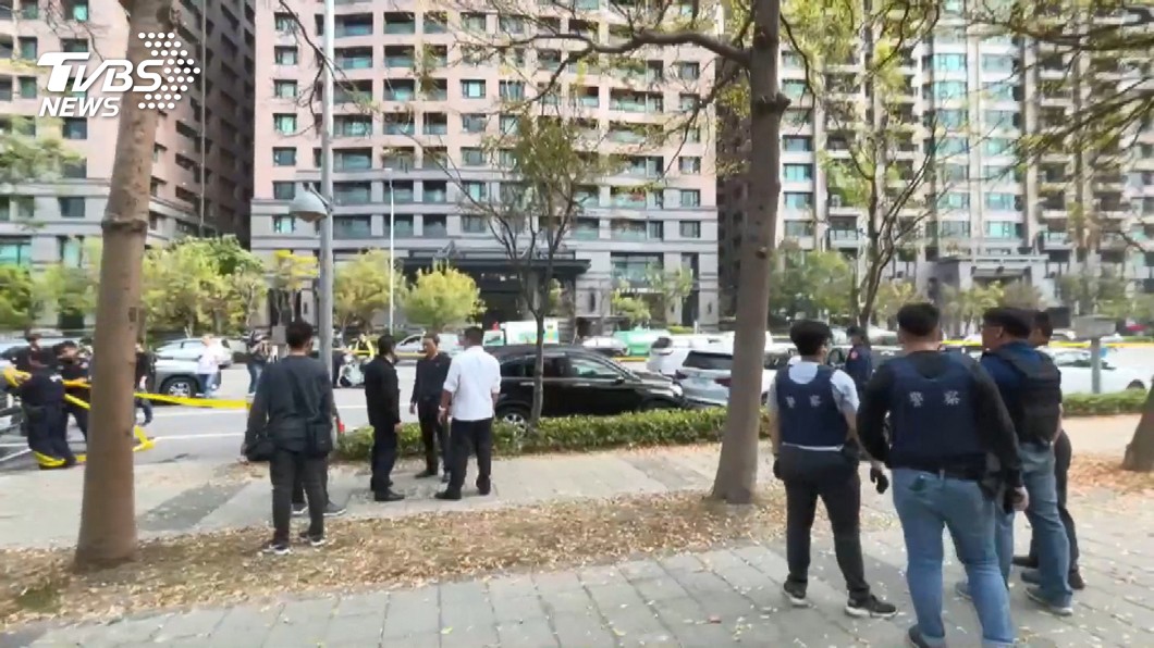 李男在高雄美術館要拿槍反擊時,遭警員連開19槍當場擊斃。(圖/TVBS資料畫面)