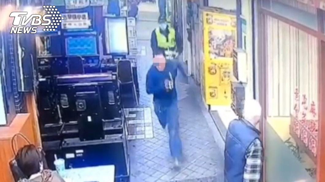 毒蟲「想跑贏警察」拔腿逃 夜市追逐10秒被壓制