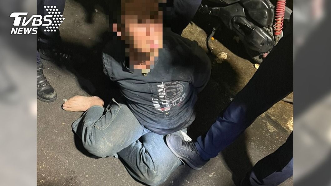 蕭男原想試試能否跑贏警察,結果不到10秒就被壓制。(圖/TVBS)