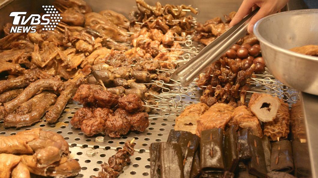 新北夜市滷味掉地「洗完繼續煮」 男控衛生疑慮掀論戰