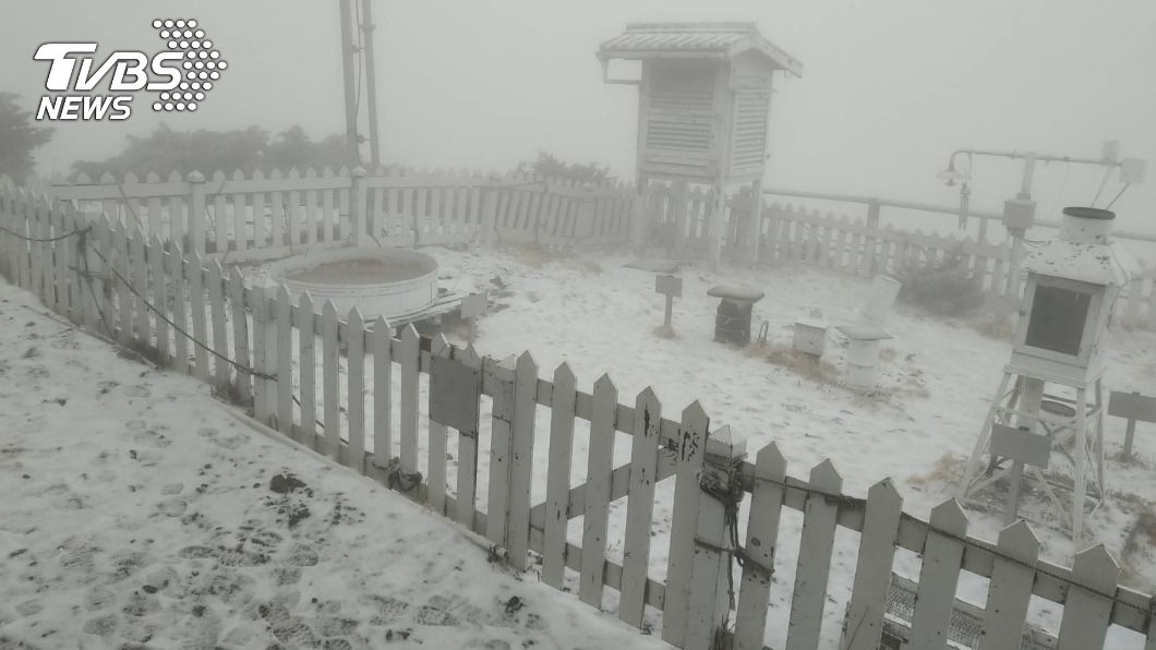 玉山上午07:05飄三月雪 遠眺一片白茫茫雪景