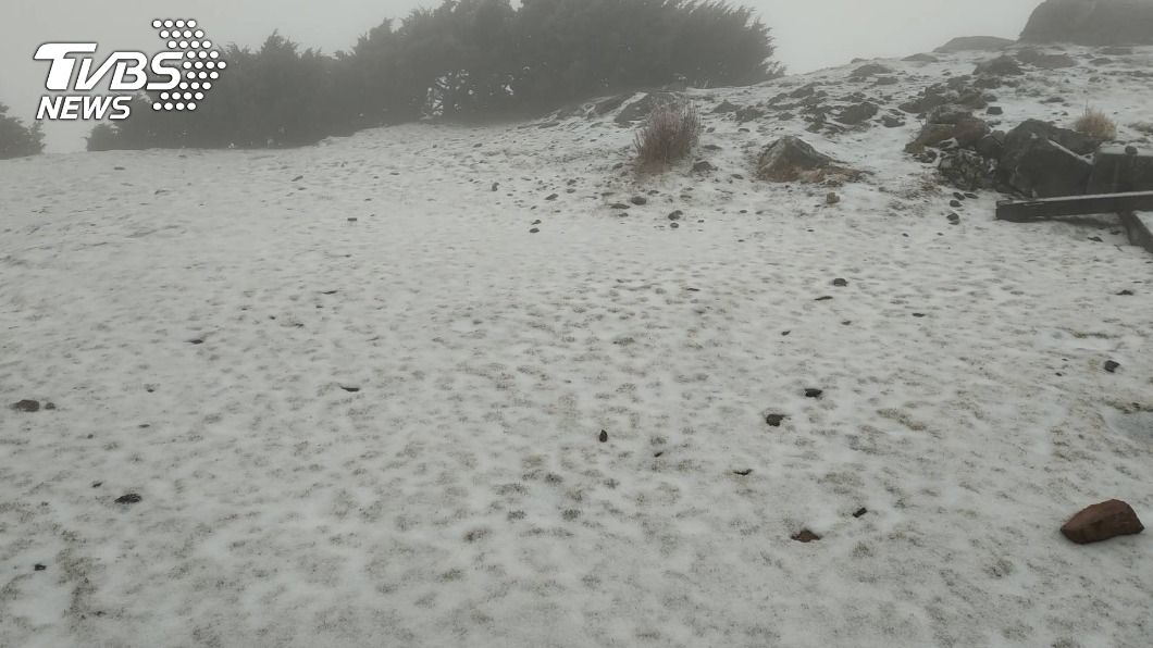 玉山降雪。(圖/氣象局提供)