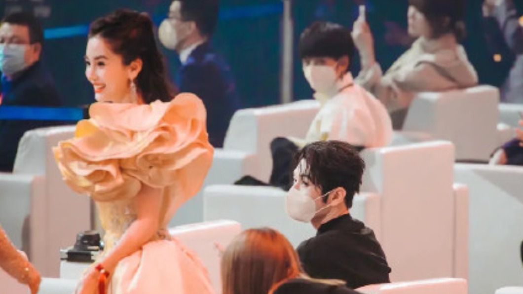黃曉明全程緊盯Angelababy。(圖/翻攝自微博)