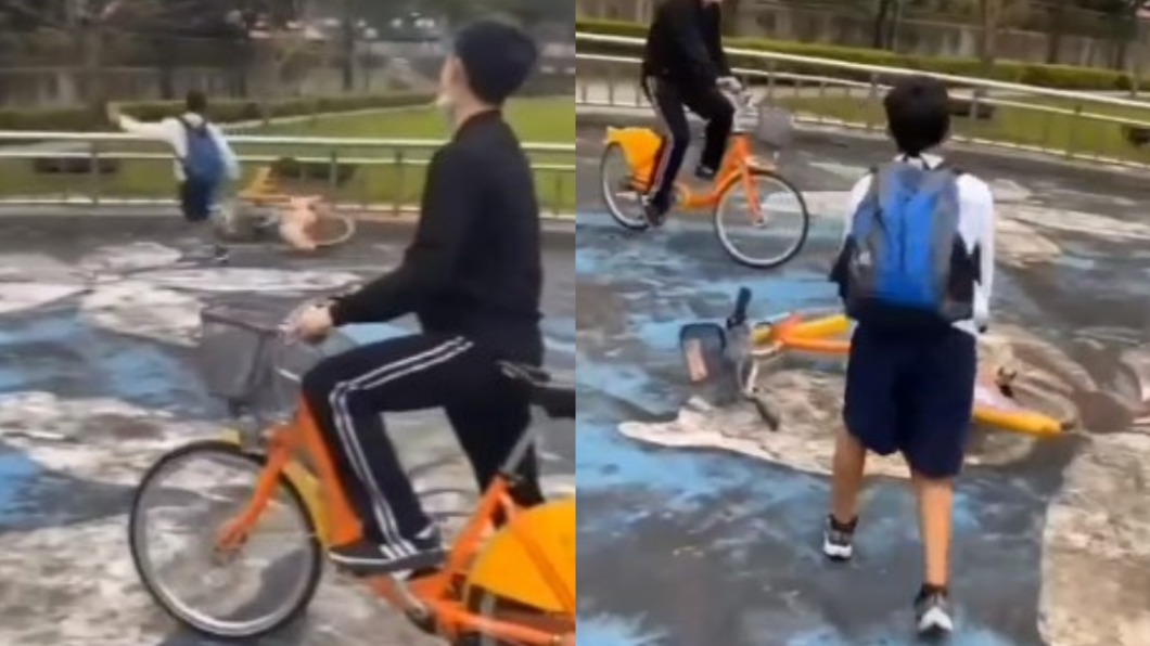 少年多次將單車重摔地面。(圖/翻攝自爆料公社二社)