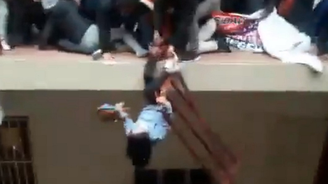 一名女學生腳踝被其他學生抓住,逃過死劫。(圖/翻攝自推特)