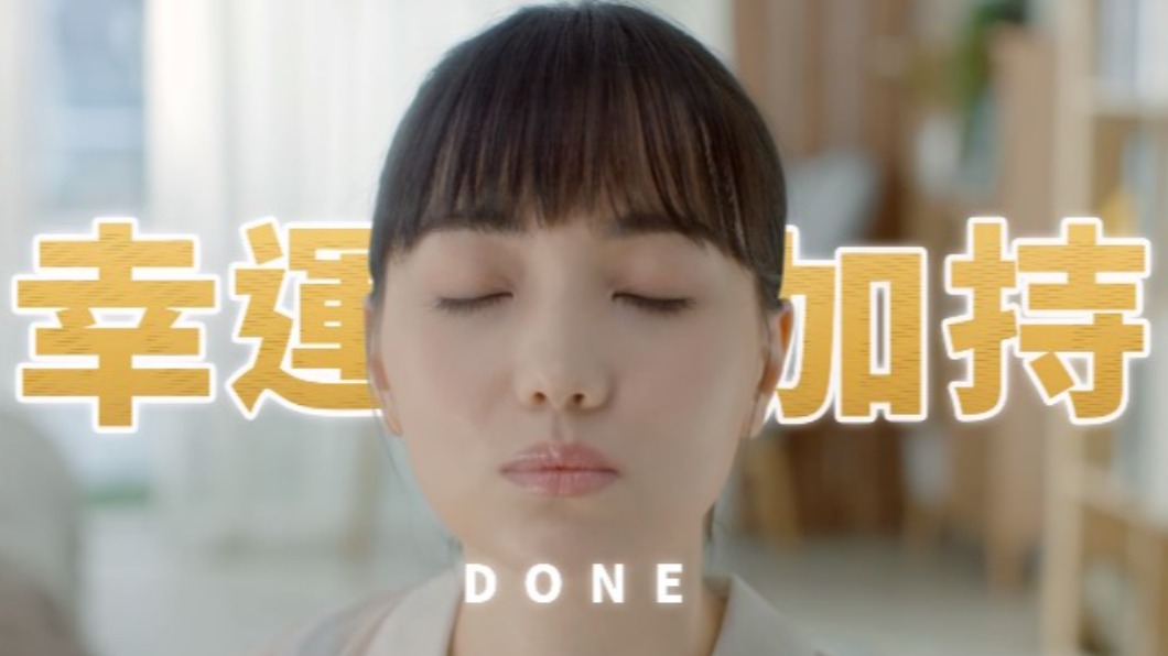 黑嘉嘉在廣告中主動索吻。(圖/翻攝自黑嘉嘉臉書)