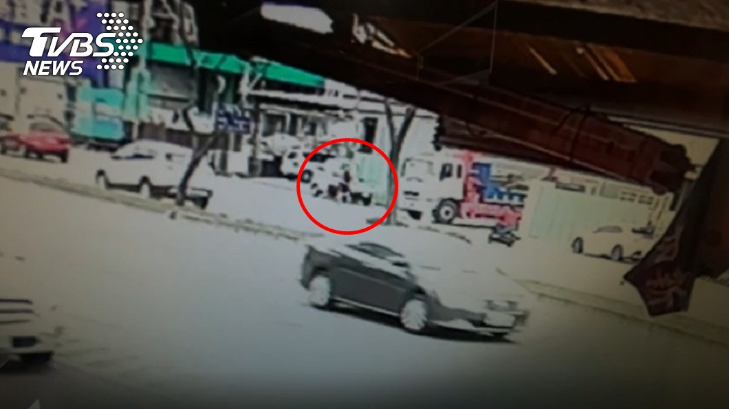 貨車右轉時將逆向的單車老翁輾斃。(圖/TVBS)