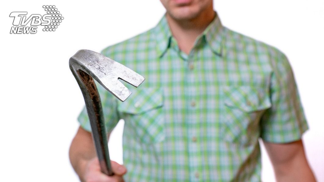 男子持拔釘器將女友打到多處骨折。(示意圖/shutterstock 達志影像)