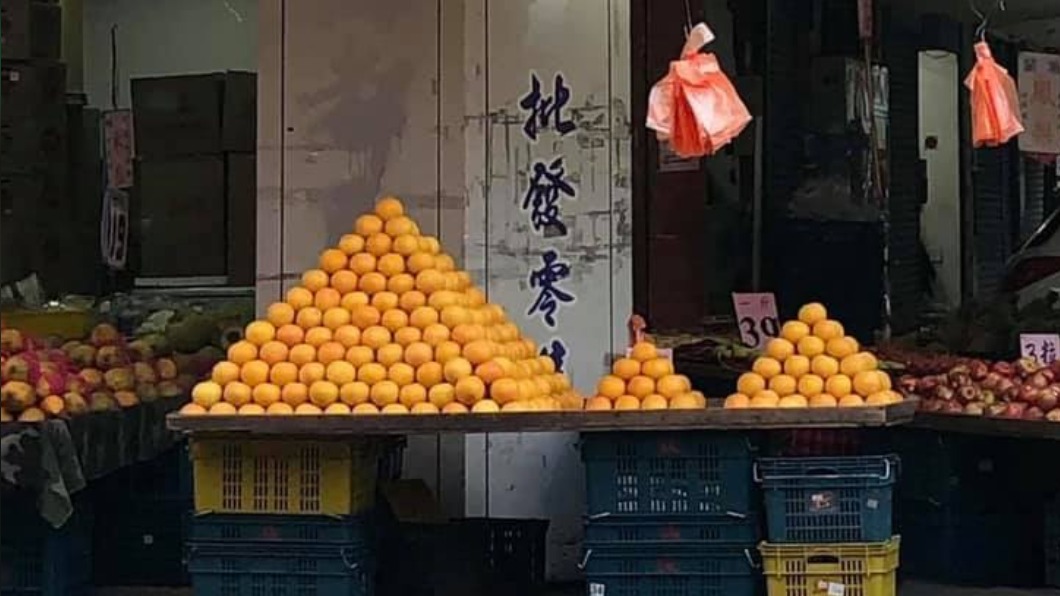 水果行老闆將椪柑堆成金字塔。(圖/翻攝自爆廢1公社)