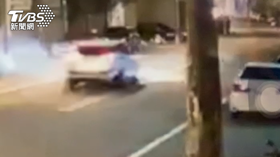女子酒駕暴衝至對向車道撞死人。（圖／TVBS）