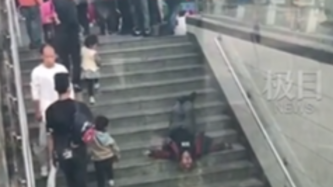 路人來來往往卻沒有扶起老翁。(圖/翻攝自楚天都市報)