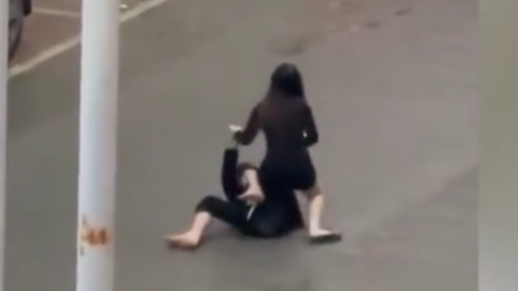男子被女友反壓在地狂歐。(圖/翻攝自微博)