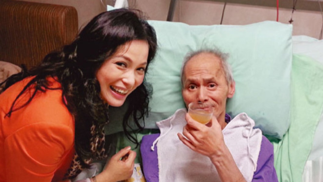 劉家輝當年因中風跌倒,撞擊腦部喪失行走能力。(圖/翻攝自微博)