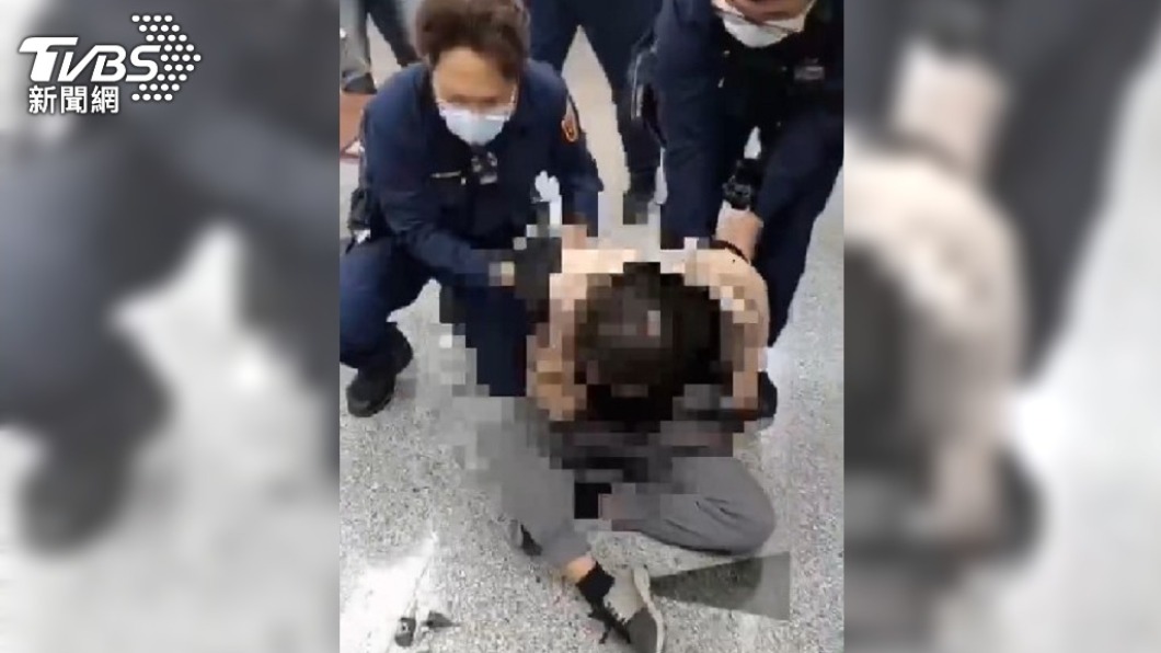 黃姓嫌犯遭警方壓制。（圖／TVBS）