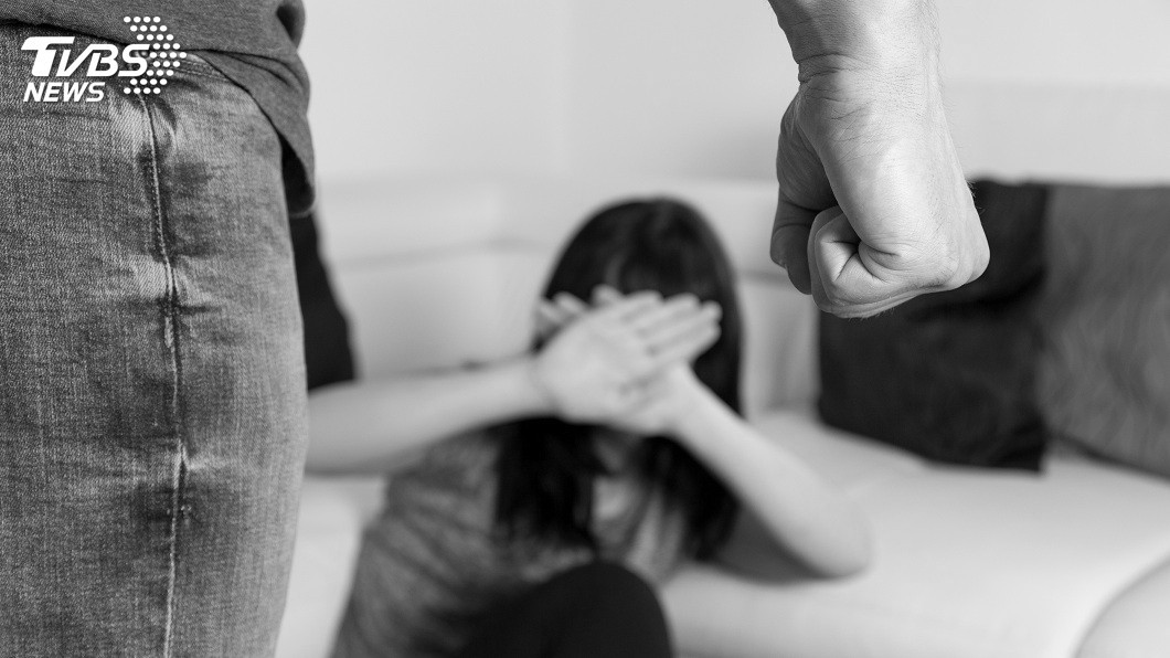 丈夫得知妻子偷吃避孕藥，一怒把對方打死。（示意圖／shutterstock 達志影像）