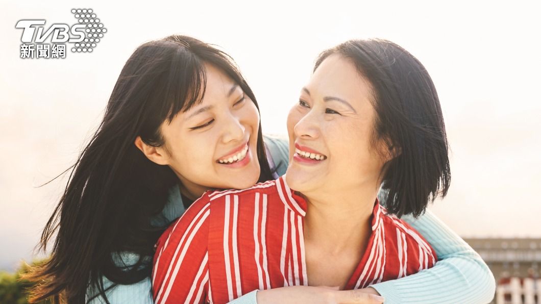 婆媳間相處十分融洽，宛如母女。（示意圖／shutterstock達志影像）