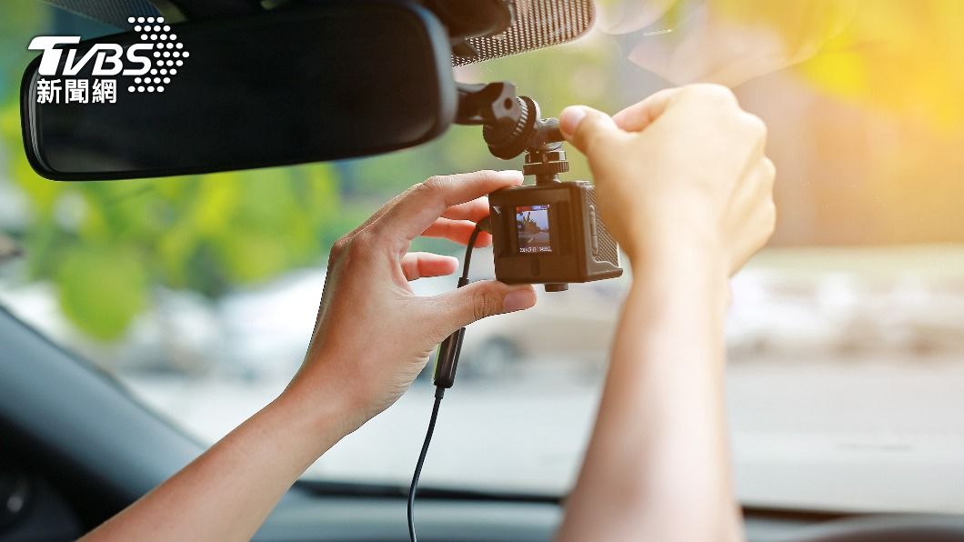 阿民幫妻子洗車時,意外發現她偷吃的鐵證。(示意圖/Shutterstock達志影像)