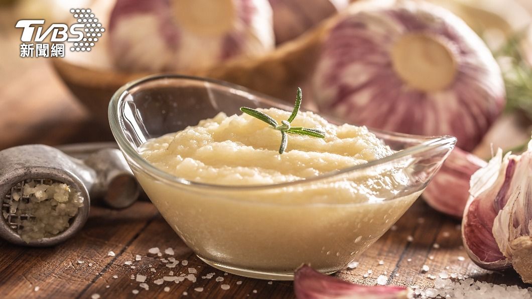 吃肉圓、碗粿都會配上生蒜泥。(示意圖/shutterstock達志影像)