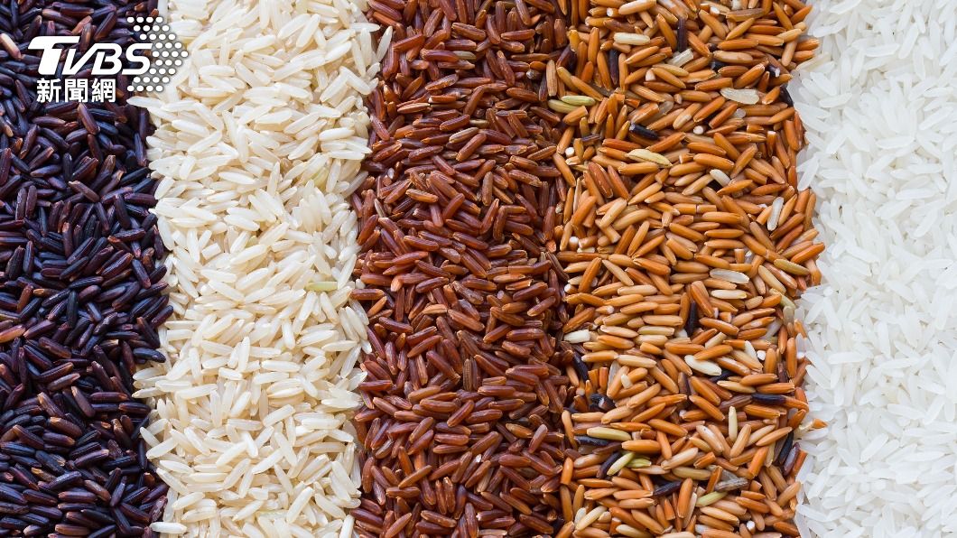 「全穀米飯」比其他澱粉來得較容易消化吸收。(示意圖/shutterstock達志影像)