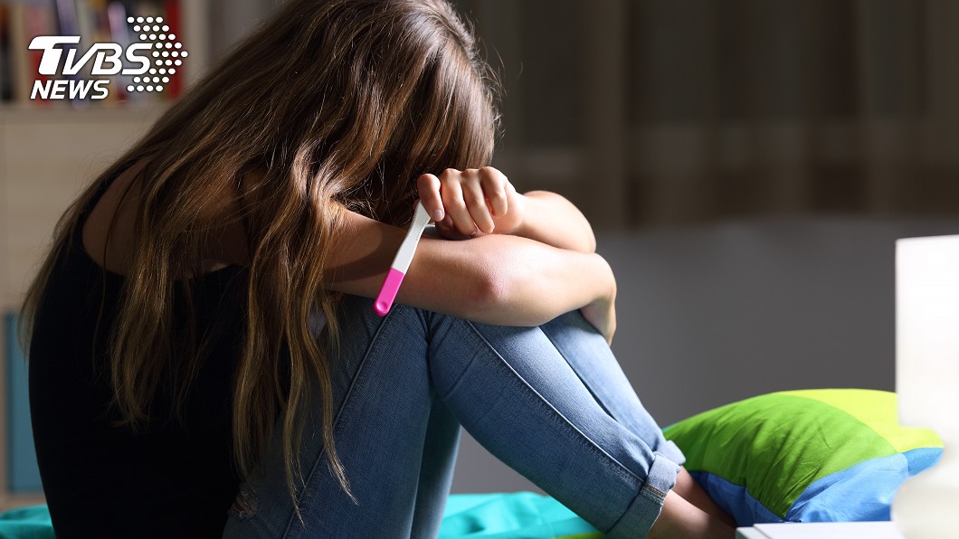 近日網路上瘋傳「15歲的小孩和50名國中女同學發生性行為」的消息。(示意圖,與當事人無關/Shutterstock達志影像)