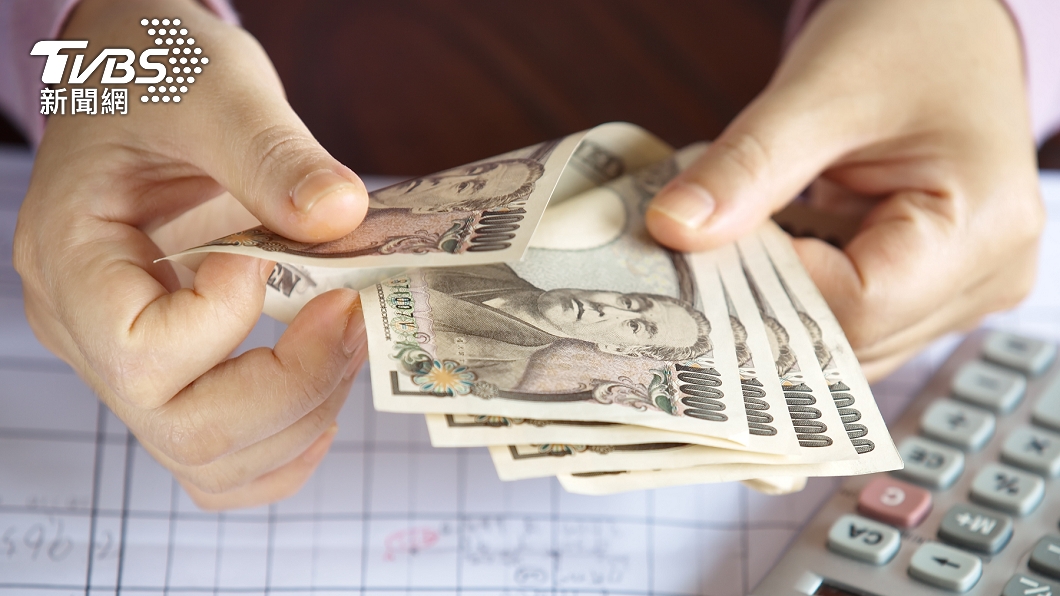 男網友透露，薪水遭妻子領光。（示意圖／shutterstock達志影像）