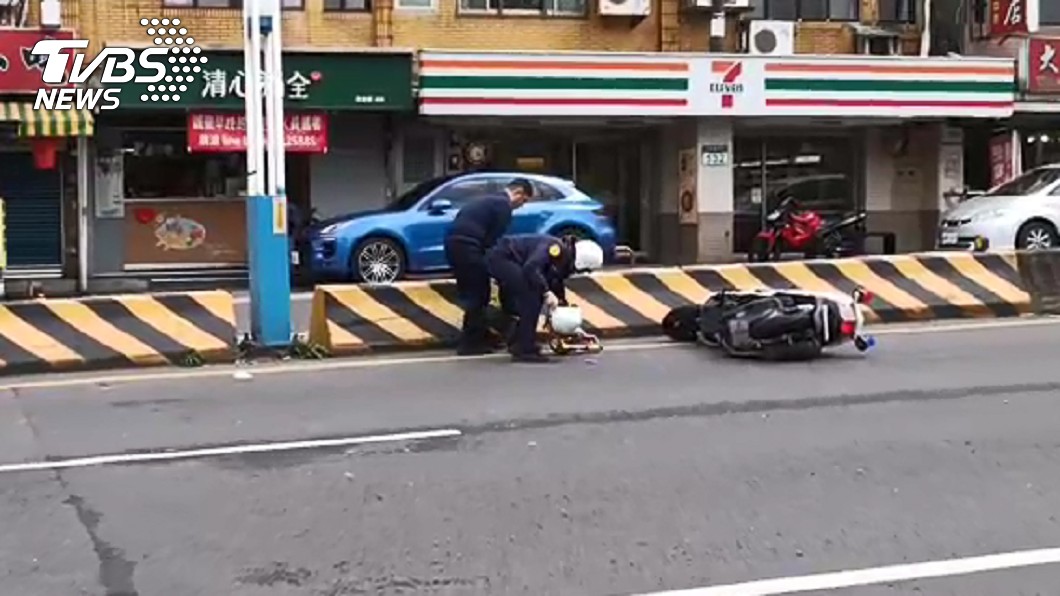 王員騎車巡邏遭撞。(圖/TVBS)